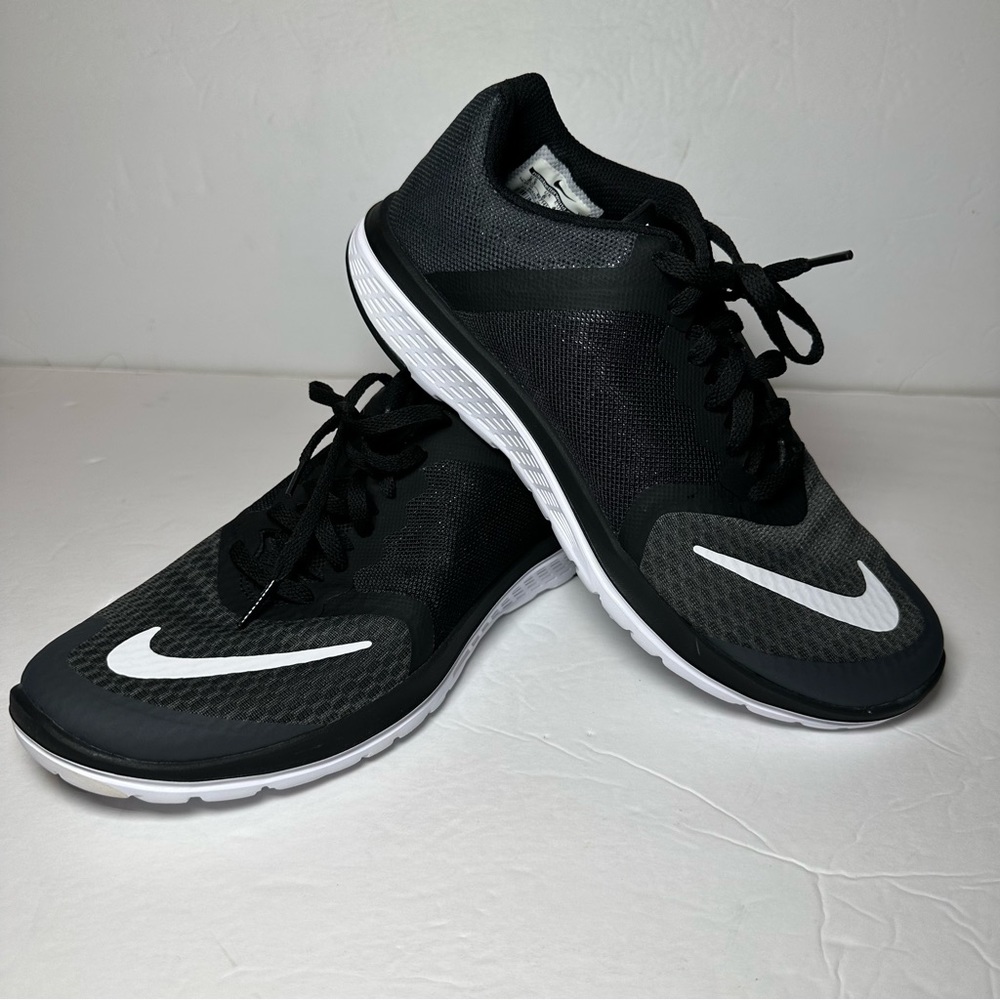 Nike Fitsole Women’s Black and White Running Shoes size 8.5 Athletic Workout